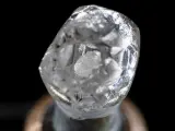 Imagen del raro diamante con otro diamante en su interior hallado en la India.