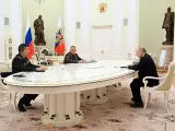 El presidente ruso, Vladimir Putin, recibe al ministro de Defensa chino, Li Shangfu, en el Kremlin.