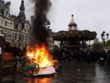 Un fuego durante una manifestación frente al Consejo Constitucional francés.