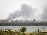 Columnas de humo en Jartum a causa de los enfrentamientos entre el Ejército sudanés y las Fuerzas de Apoyo Rápido.