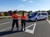 Dos agentes de la Ertzaintza en un control de carretera.