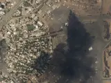 Esta foto de satélite de Planet Labs PBC muestra dos aviones en llamas en el aeropuerto internacional de Jartum, Sudán, el domingo 16 de abril de 2023. El ejército sudanés y un poderoso grupo paramilitar luchan por segundo día consecutivo