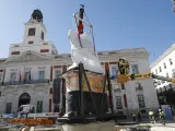 La estatua ecuestre de Carlos III ha sido trasladada a su nueva ubicación en el marco de las obras de remodelación de la Puerta del Sol