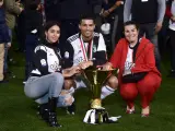 Georgina Rodríguez, Cristiano Ronaldo y su madre, Dolores Aveiro, en una celebración de fútbol.