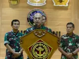 Rueda de prensa del portavoz militar indonesio, Julius Widjojono.