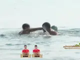 Asraf y Diego forcejean en el agua en 'Supervivientes'.
