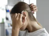 Una mujer con un audífono