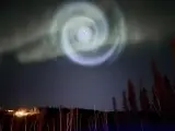 Una espiral azul claro con forma de galaxia apareció durante unos minutos en el cielo de Alaska.