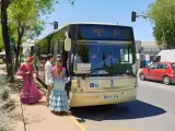 Usuarios de Tomares cogiendo el autobús metropolitano a la Feria de Sevilla