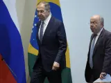 El ministro de Relaciones Exteriores de Rusia, Sergei Lavrov, izquierda, y el ministro de Relaciones Exteriores de Brasil, Mauro Vieira, llegan para una declaración conjunta en el Palacio de Itamaraty en Brasilia.