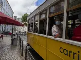 Mascarillas a bordo de un tranvía en Lisboa.