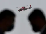 Un helicóptero de rescate vuela durante un simulacro de respuesta de emergencia, en la ciudad de Taichung, Taiwán, 13 de abril de 2023.