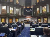El senador estatal republicano Travis Holdman habla ante el Senado del estado de Indiana sobre la ley qe pondría fondos estatales a disposición de los maestros que buscan entrenamiento voluntario en armas de fuego.