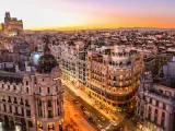 Madrid es una de esas ciudades que nunca duerme y siempre ofrece un plan sorprendente a quien la visita, ‘free tour’ incluido para contemplar la iluminación de las principales plazas y monumentos de la capital española.