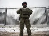 Un guardia fronterizo vigila el muro que divide Polonia de Bielorrusia.