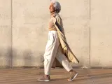 Una mujer con look minimal paseando por la calle.