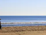 Además de sano, relajante y fácil de practicar, dar un paseo por la playa puede ser muy beneficioso. Y es que las ondulaciones de la arena ayudan a fortalecer los tobillos o las rodillas.