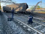 Dos agentes de la policía italiana toman fotos al tren descarrilado. Vía: @poliziadistato