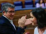 El portavoz del PSOE, Patxi López, aplaude a su compañera de partido Andrea Fernández tras su intervención en el pleno celebrado este jueves en el Congreso.