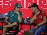 Fernando Alonso y Carlos Sainz charlan durante una comparecencia de medios en 2023.