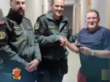 Guardia Civil entrega a un peregrino su billetera extraviada