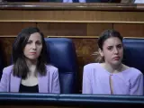 La secretaria general de Podemos y ministra de Derechos Sociales, Ione Belarra y la ministra de Igualdad, Irene Montero, en el Congreso de los Diputados, a 20 de abril de 2023, en Madrid (España).