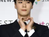 Esta imagen tomada el 2 de diciembre de 2021 muestra a Moonbin, miembro de la banda de K-pop Astro, en la alfombra roja de los Asia Artist Awards en Seúl.
