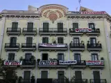 La fachada de la casa Orsola, llena de pancartas de protesta.