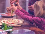Pizza casera de 5 quesos para preparar con niños