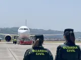 Agentes de la Guardia Civil en la pista del aeropuerto de Bilbao, en una imagen de archivo.