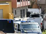 Varios agentes y vehículos de Policía Nacional en el registro de una vivienda durante un dispositivo policial en el barrio de El Príncipe de Ceuta.