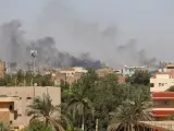 El humo se eleva sobre la ciudad durante los combates en curso entre el ejército sudanés y los paramilitares de las Fuerzas de Apoyo Rápido (FAR) en Jartum.