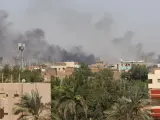 El humo se eleva sobre la ciudad durante los combates en curso entre el ejército sudanés y los paramilitares de las Fuerzas de Apoyo Rápido (RSF) en Jartum.