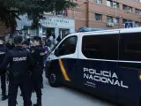 La Policía Nacional vigila el acceso al examen de las oposiciones a Policía Nacional celebradas en la Facultad de Biología en la Universidad Complutense de Madrid.
