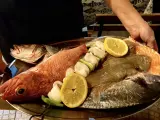 Es tradición en los restaurantes más genuinos de la costa portuguesa 'presentar' los pescados frescos del día para que elija el cliente.