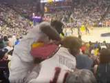 Un momento de la brutal pelea entre fans durante los playoffs de la NBA entre Grizzlies y Lakers.