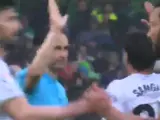 El choque de manos entre González Esteban y un futbolista del Racing de Santander.