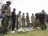 Un cuerpo exhumado de una víctima de un culto religioso es depositado en el pueblo de Shakahola, cerca de la ciudad costera de Malindi, en el sur de Kenia.