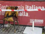 Un silla quemada en el incendio ocurrido en Madrid, en el restaurante italiano 'Burro Canaglia Bar&Resto' de la plaza de Manuel Becerra
