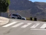 Un coche patrulla vigila los accesos a la Urbanización de Las Colinas, en Aguadulce (Almería)