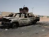 Vehículos militares destruidos en el sur de Jartum, Sudán, jueves 20 de abril de 2023.