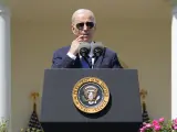 El presidente Joe Biden habla durante una ceremonia en el Jardín de las Rosas de la Casa Blanca.