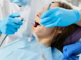 Dentista haciendo una limpieza a una adolescente