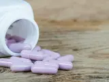 Imagen de un bote de cápsulas de medicamento.