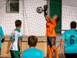Un padre ha denunciado en las redes sociales los insultos que tuvo que soportar su hija Carla, de 13 años y portera del equipo Alhaurín de la Torre, de sus rivales el pasado domingo durante un partido de fútbol de quinta infantil en Málaga.
