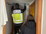 Agentes de la Policía Nacional y el FBI estadounidense registran la casa del detenido.