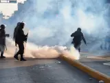 La Policía trata de reprimir a unos manifestantes en Lima.