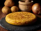 La tortilla de patatas bien hecha debe tener un tono dorado por fuera.