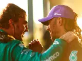 Alonso y Hamilton conversan al final del Gran Premio de Australia.