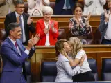 El presidente del Gobierno, Pedro Sánchez; la ministra de Transportes, Raquel Sánchez, y la vicepresidenta segunda, Yolanda Díaz, celebran la aprobación de la ley de vivienda en el Pleno del Congreso